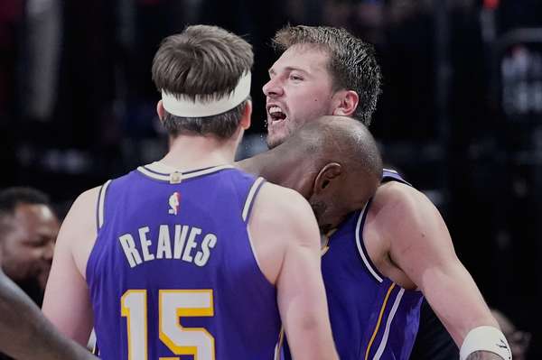 詹姆斯高效26+8+11率队擒勇士 赛后深情谈及东契奇与里夫斯